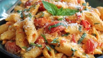 Ein Topf Tomaten-Ricotta-Pasta