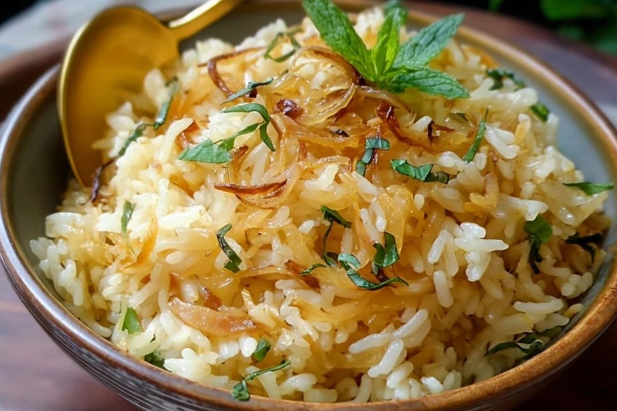 Herzhafter Goldener Zwiebelbutter Jasminreis