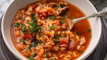 Herzhafter Tomatenreis-Eintopf