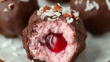 Schokoladen-Marzipan-Kirsch-Kokospralinen