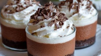 Dreifache Schokoladenmousse-Becher