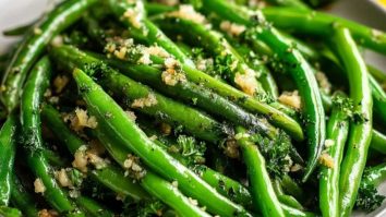 Herzhafte Knoblauchbuttergrüne Bohnen