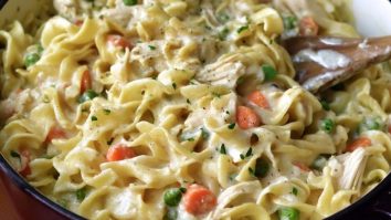 Hühnchen-Nudeln Auf Pot Pie Art