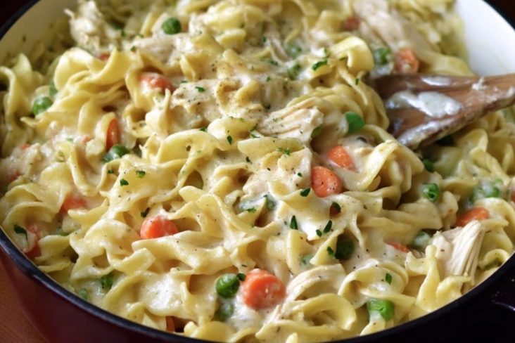 Hühnchen-Nudeln Auf Pot Pie Art