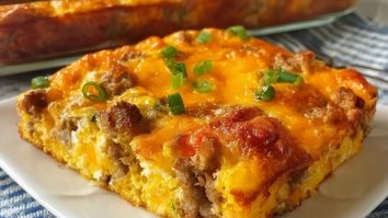 Leckere Wurst-Ei-Frühstücksauflauf