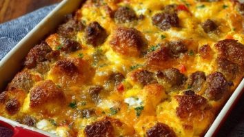 Schnelle Brötchen-Wurst-Ei-Auflauf